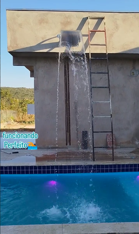 Cascata instalada e funcionando em piscina