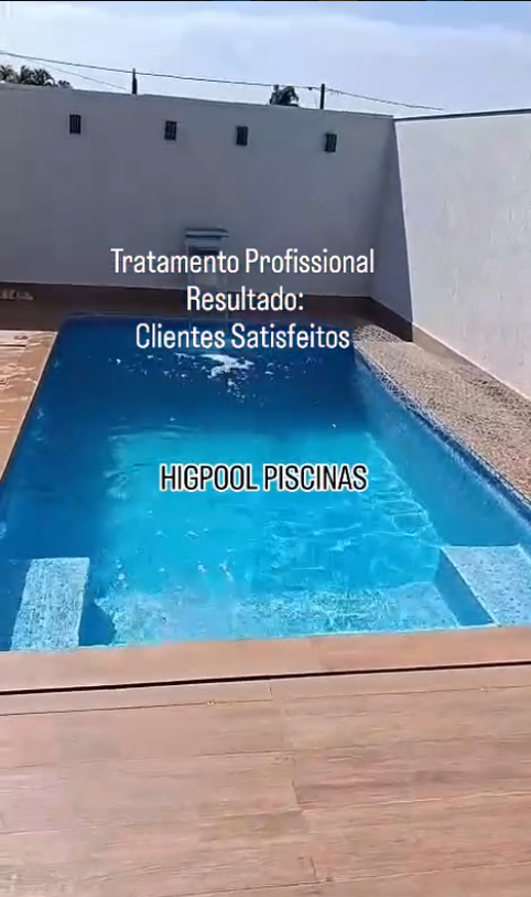 Piscina limpa com água azul após tratamento